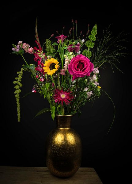 Stillleben bunter Blumenstrauß in Vase von Marjolein van Middelkoop