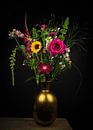 Stillleben bunter Blumenstrauß in Vase von Marjolein van Middelkoop Miniaturansicht