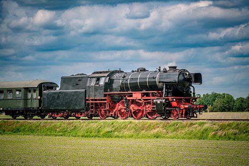 Une locomotive à vapeur circulant dans la campagne