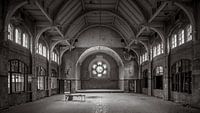 Verlaten sportzaal in Beelitz in zwart-wit van Frans Nijland thumbnail