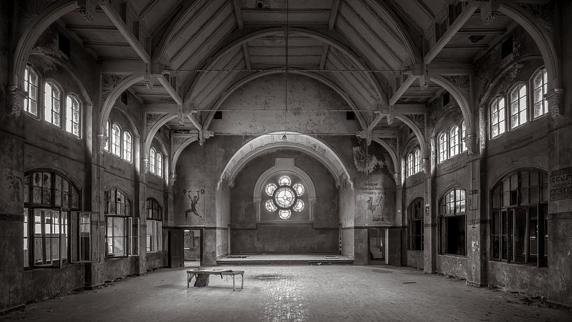 Verlaten sportzaal in Beelitz in zwart-wit van Frans Nijland