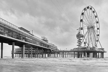 Zwart wit foto met de pier in Scheveningen. van Johan Kalthof