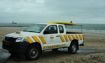 Auto van strandwacht bij Dishoek van Tom Haak
