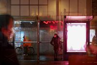 Stadsleven in neonlicht