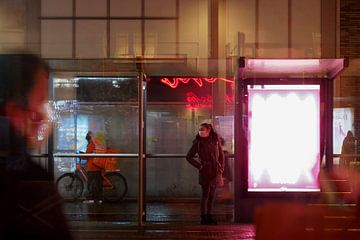 Stadsleven in neonlicht van Marcella van Tol