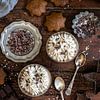 12242913 Veganistische chocolade en kokosmousse gemaakt met aquafaba (pekel van kikkererwten) geserv van BeeldigBeeld Food & Lifestyle