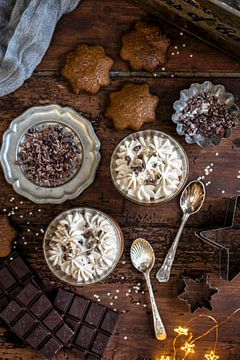 12242913 Veganistische chocolade en kokosmousse gemaakt met aquafaba (pekel van kikkererwten) geserv