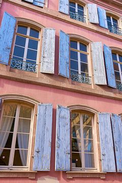 Fenster mit Fensterläden in Colmar in Frankreich von Heiko Kueverling
