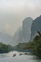 Bateaux fluviaux dans un paysage karstique