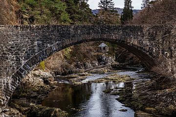 Die Brücke und das Teehaus in Schottland von Sylvia Photography