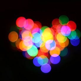 Kleurrijk bokeh hart van licht liefde regenboogkleuren van Miljko Kucevic