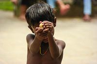 Indische jongen met ketting in Bombay