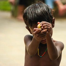 Indische jongen met ketting in Bombay van Camille Van den Heuvel