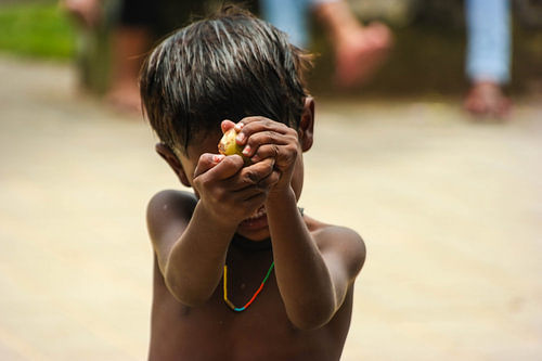 Indischer Junge mit Halskette in Bombay