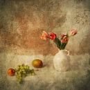 Stilleven met Tulpen en fruit van Guna Andersone thumbnail