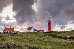 Stimmungsvolle Landschaft mit Texel-Leuchtturm bei Sonnenuntergang