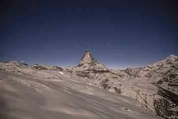 Matterhorn in het maanlicht na zonsondergang in de winter