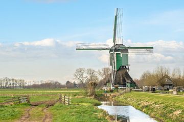 Hollands landschap met historische molen in de Krimpenerwaard van Robin Verhoef