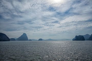 zonsondergang in de baai van Phang Nga, Thailand van Tjeerd Kruse