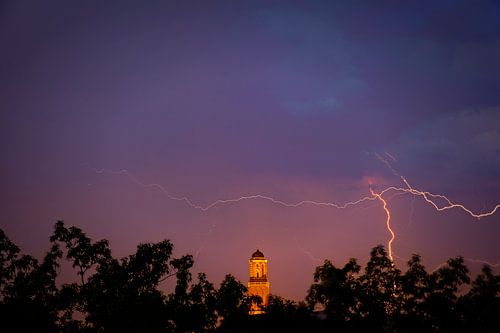 Bliksemschichten in de nacht boven de Peperbus in Zwolle