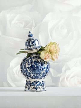 Roses blanches dans un vase bleu Delft sur Mariska Vereijken