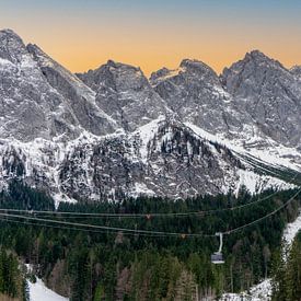 Zugspitze kabelbaan op de Zugspitze in de Duitse Alpen in de winter met sneeuw en blauwe lucht bij zonsondergang van Animaflora PicsStock