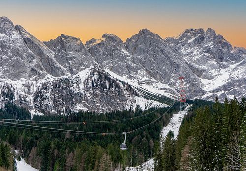 Zugspitze kabelbaan op de Zugspitze in de Duitse Alpen in de winter met sneeuw en blauwe lucht bij zonsondergang