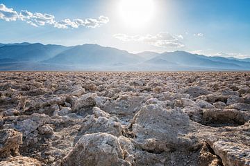 Badwater zoutvlakte in Death Valley van Ronald Tilleman