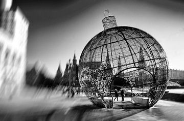 Grote kerstbal in de stad in zwart en wit van Atelier Liesjes