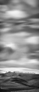 Toskana Hochkant Panorama mit schönen Wolken Hügeln und Feldern in schwarzweiß