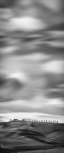 Toscane portret panorama met prachtige wolken, heuvels en velden in zwart-wit