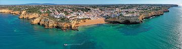 Lucht panorama van het dorpje Carvoeiro aan de zuidkust in de Algarve Portugal van Eye on You