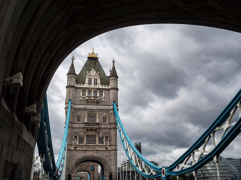 Uitzicht op de Tower Bridge in Londen, op een dramatische bewolkte dag. van Carlos Charlez