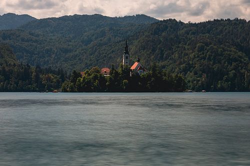 Eiland met kerk in het meer van Bled, Slovenie van Paul van Putten