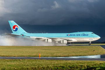 Eine Boeing 747-400 Frachtmaschine der Korean Air Cargo ist soeben auf der klatschnassen Polderbaan  von Jaap van den Berg