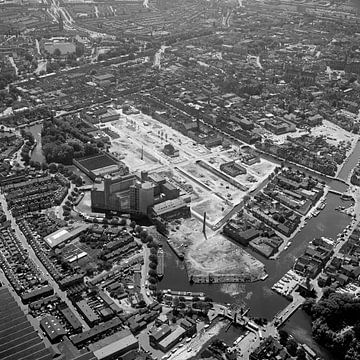 1976:Historische zwart/wit luchtfoto van de stad Leiden van Frans Rombout