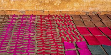 gefärbtes und geschnittenes Leder auf der Straße in Marrakesch, Marokko von Jan Fritz