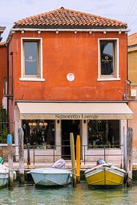 Buntes Glasgeschäft auf Murano mit Booten