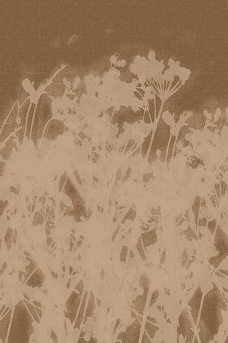 Beige bloemen op okergeel.