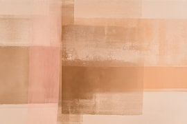 Abstracte vlakken in zachtroze en warm beige van Thea