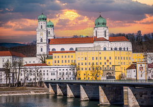 Der Stephansdom in Passau in Deutschland bei Sonnenuntergang
