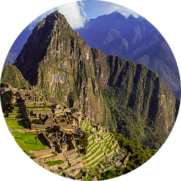 panoramisch uitzicht op Machu Picchu, Peru van Rietje Bulthuis