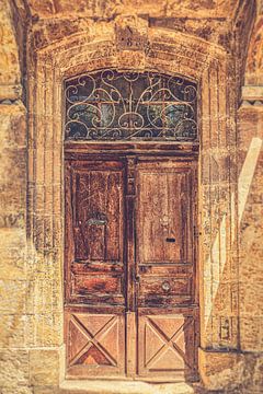 Die geschlossene Tür der Hausnummer 188 in Vic-Fezensac von okkofoto