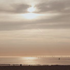 Coucher de soleil sur la plage de Scheveningen avec les moulins à vent sur Anne Zwagers
