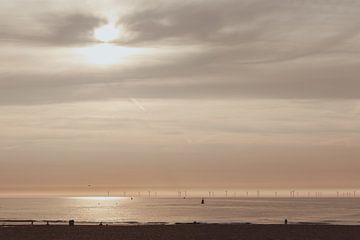 Sonnenuntergang am Strand von Scheveningen mit Windmühlen von Anne Zwagers