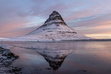 Wunderschöner Sonnenaufgang und Spiegelung auf dem Berg Kirkjufell in Island von Franca Gielen