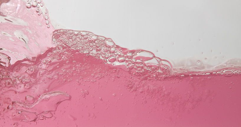 Pink water van Guido Akster
