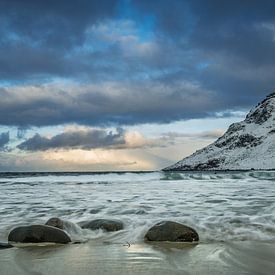 Light in the Snowy Sky – Uttakleiv by Wendy van Kuler Fotografie