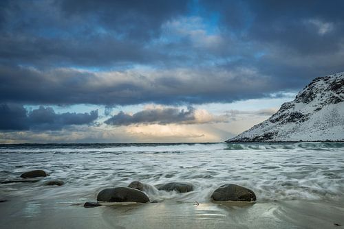 Licht in de Sneeuwlucht – Uttakleiv van Wendy van Kuler Fotografie