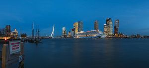 Le navire de croisière AIDAPrima à Rotterdam. sur MS Fotografie | Marc van der Stelt